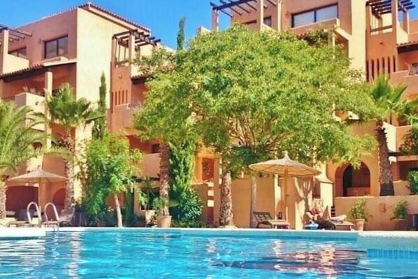 Pool - 2 Bed - Sleeps 4 - Walk to Villamartin Plaza (Alicante)