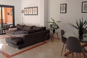 TV - 2 Bed - Sleeps 4 - Walk to Villamartin Plaza (Alicante)