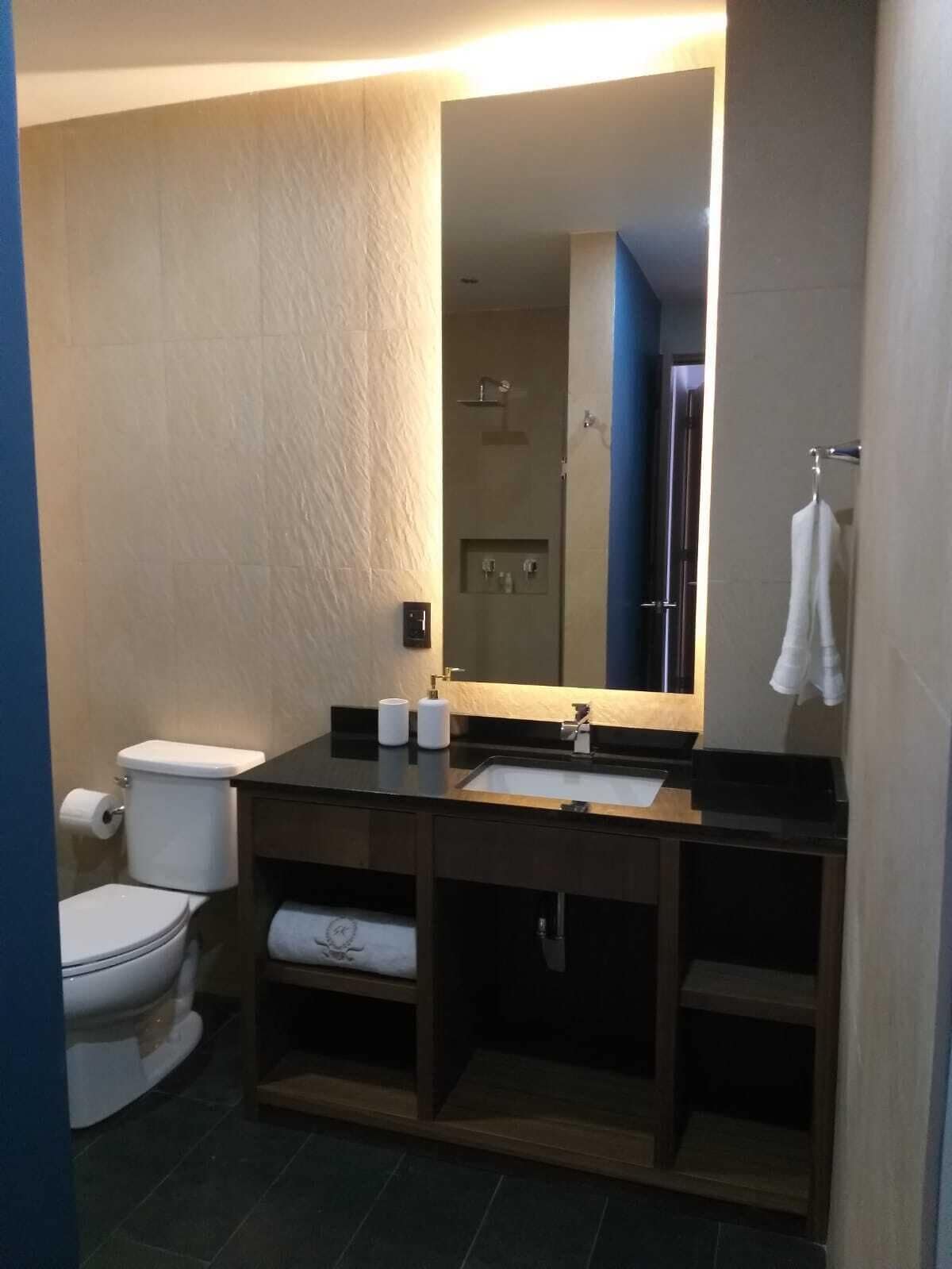 Un baño moderno con inodoro, lavabo y ducha.