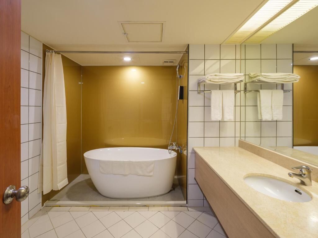 Luxury Studio Suite | Bathroom | Towels