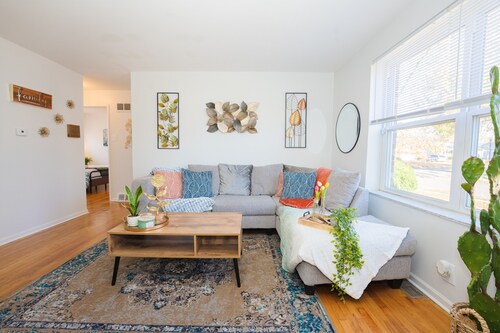 Stunning Modern Apartment with King Bed - 5 Mins to Creve Coeur Lake
