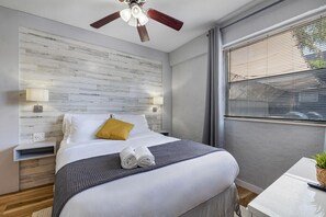 8 Schlafzimmer, Schreibtisch, Bügeleisen/Bügelbrett, Reisekinderbett
