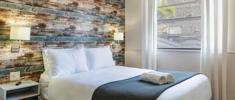 8 chambres, bureau, fer et planche à repasser, lit parapluie