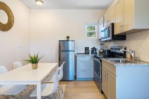 Refrigerador, microondas, horno, placa de cocina