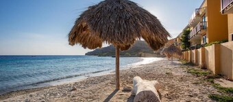 Lovely, relaxing condo located on beautiful peninsula. Only meters from beach!