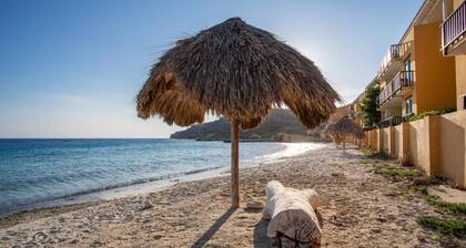 Lovely, relaxing condo located on beautiful peninsula. Only meters from beach!