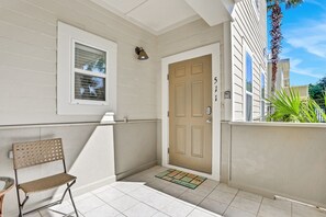 Property grounds - Condo near the beach with outdoor pool, BBQ, washer/dryer, streaming, central AC (Santa Rosa Beach)