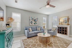 TV - Condo near the beach with outdoor pool, BBQ, washer/dryer, streaming, central AC (Santa Rosa Beach)