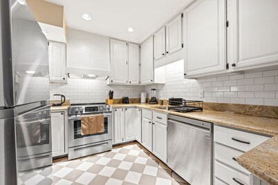 Old Town Alexandria Luxury Hidden Gem "4TV's" Free Parking Mins To DC