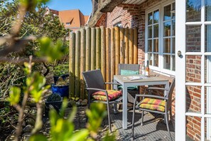 Unclassified image, 4 of 19, button