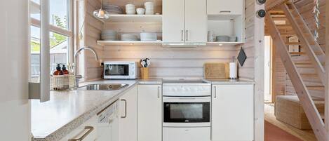 Réfrigérateur, four à micro-ondes, un four, surface de cuisson