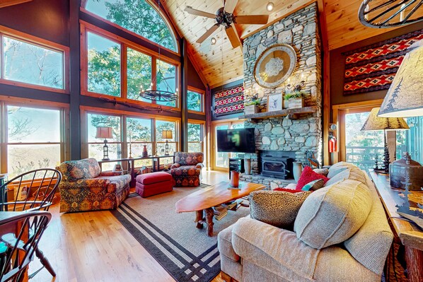 Fernseher, Kamin, DVD-Player