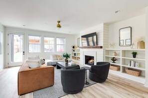 Smart TV, fireplace, ping pong, books - The Ashland House • Spacious Home + Fenced Yard (Nashville)