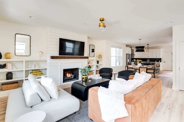 Smart TV, chimenea, tenis de mesa y libros 