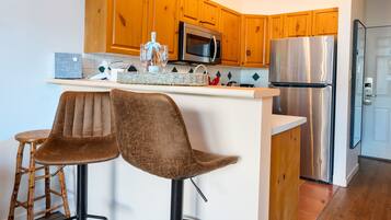 Geladeira, micro-ondas, fogão, cooktop