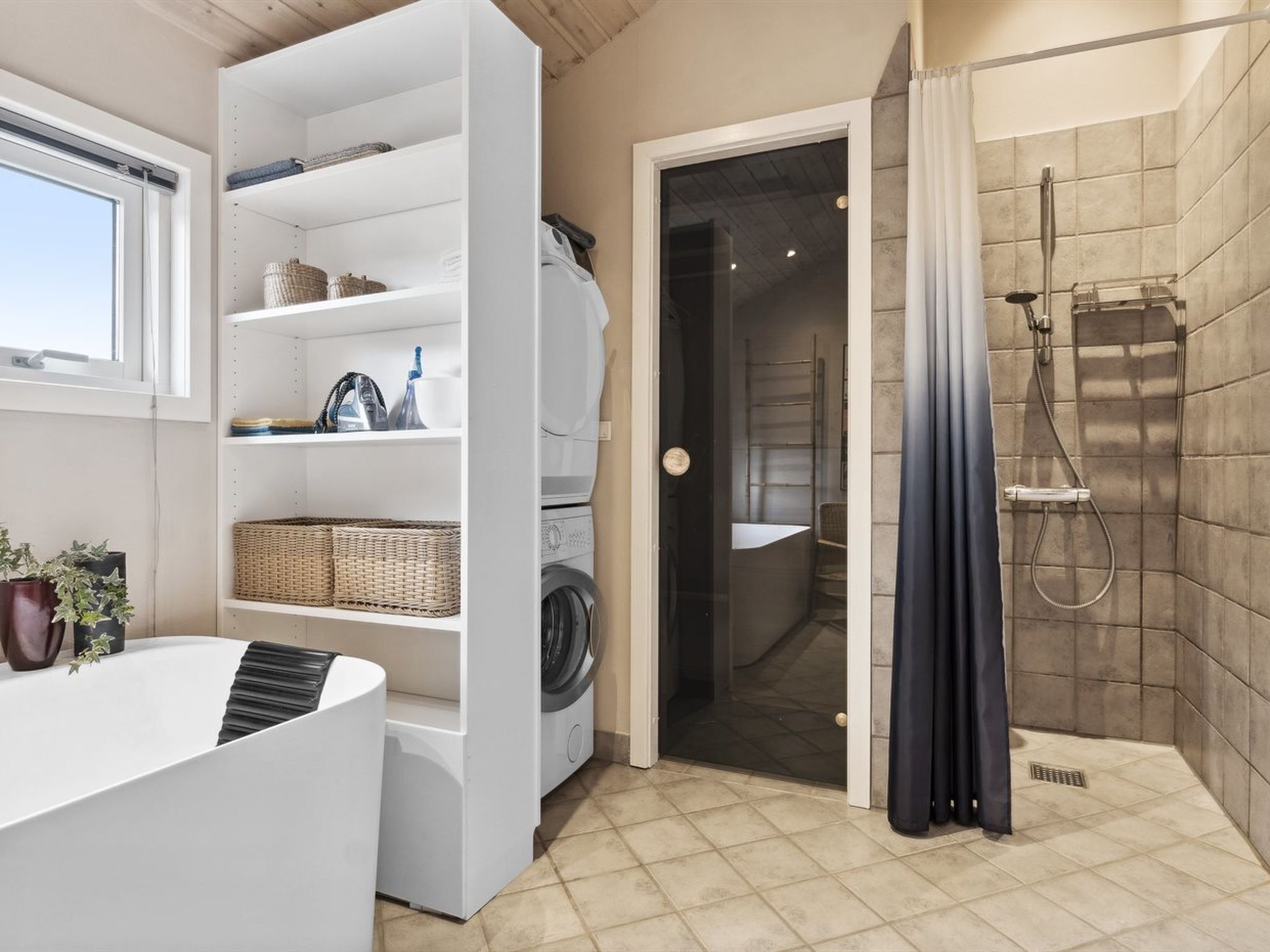 Ein modernes Badezimmer mit integriertem Waschbereich, einer Dusche und einer Badewanne.