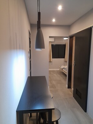 Suíte luxo, 1 quarto, vista para a piscina, no piso térreo | Área de estar