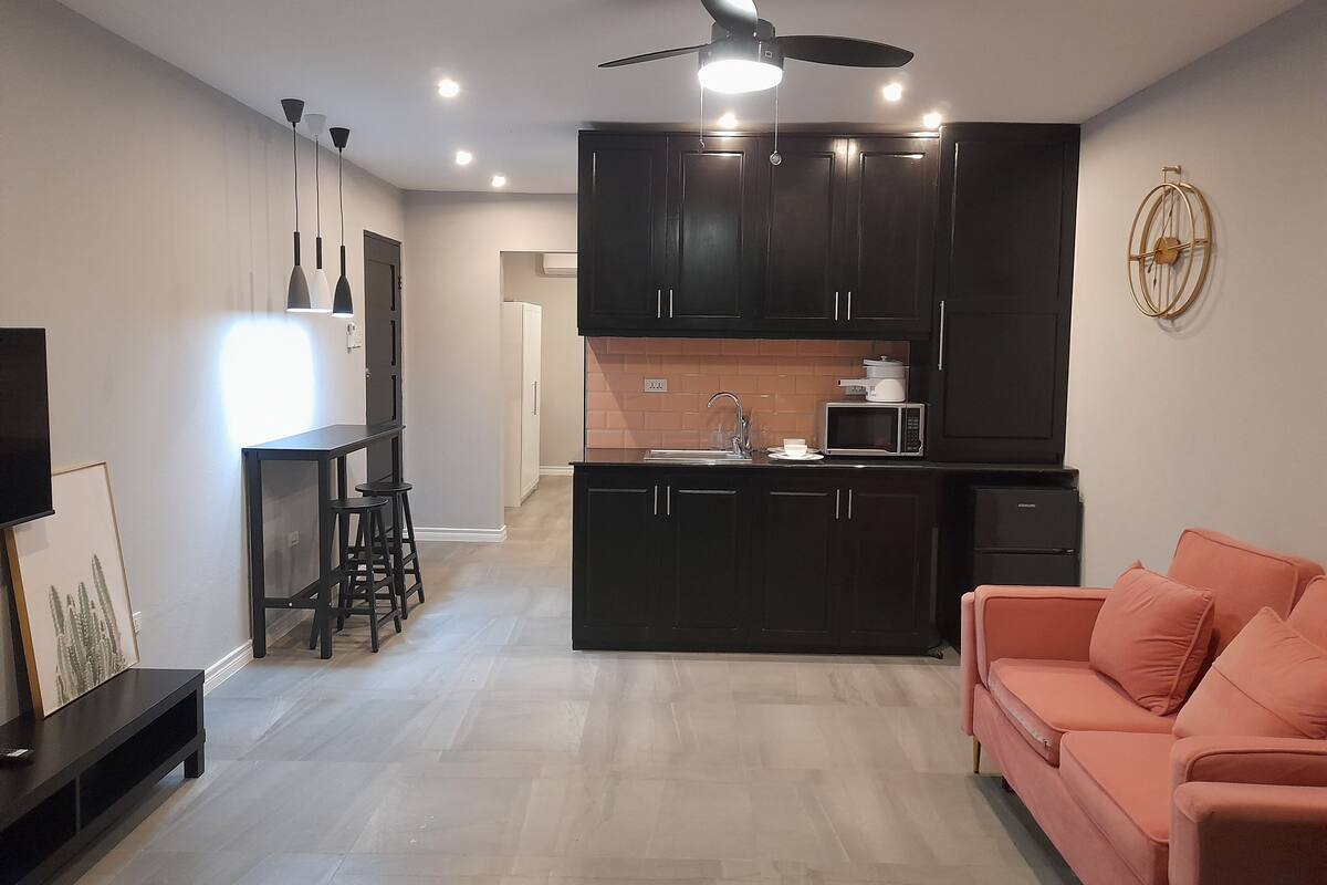 Deluxe Suite, 1 Bedroom, Pool View, Ground Floor | Living area