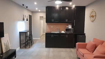 Deluxe Suite, 1 Bedroom, Pool View, Ground Floor | Living area