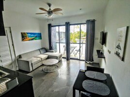 高级套房, 1 间卧室, 泳池景观, 复式 | 起居区