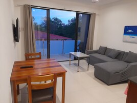 1 habitación, escritorio y espacio para trabajar con laptop 