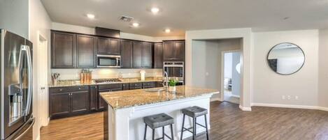 Jääkaappi, mikroaaltouuni, uuni, liesi