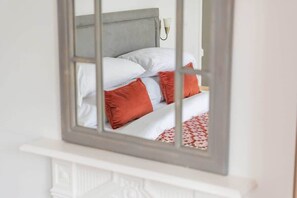 2 bedrooms, iron/ironing board, travel cot, WiFi