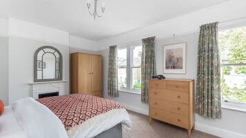 2 habitaciones, tabla de planchar con plancha, cuna de viaje y wifi