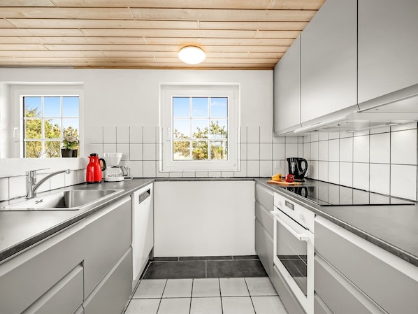 Kühlschrank, Mikrowelle, Ofen, Geschirrspüler
