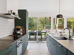 Kühlschrank, Geschirrspüler, Kochgeschirr/Geschirr/Besteck