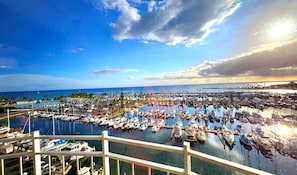 Marina - Fantastic Ocean View Unit- close distance to the beach, lagoon, mall, and more (Honolulu)