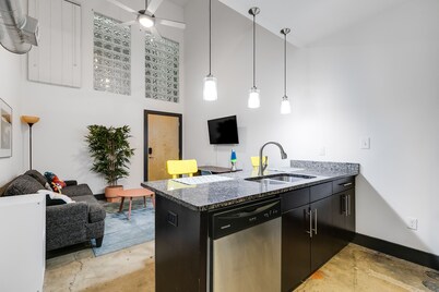 Vibrant 1-Bedroom Loft with Free Parking and Wifi