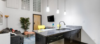 Vibrant 1-Bedroom Loft with Free Parking and Wifi