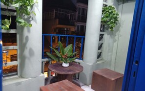 Terrace/patio - Cozy balcony/ Street view/ Old Quarter central/ Sunny Homestay (Hà Nội)