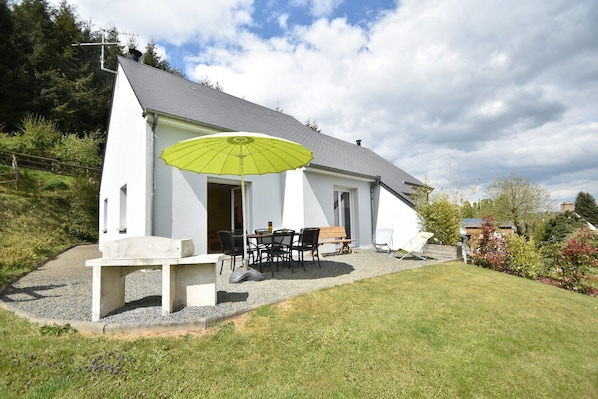 Outdoor dining - Family Stay in Normandy (Sainte Cécile)