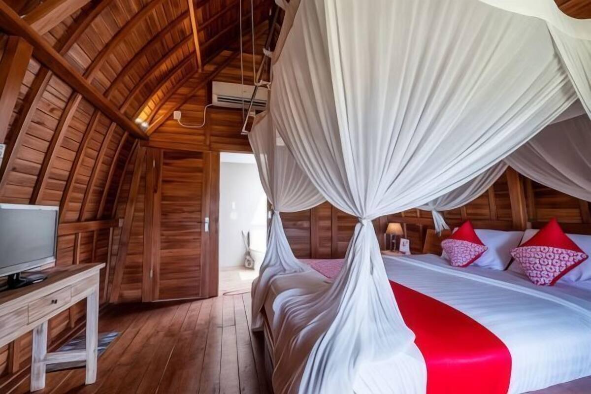 1 bedroom, desk, bed sheets