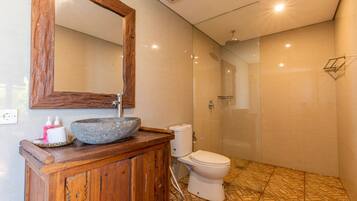 Habitación Deluxe, vistas a la piscina | Baño | Ducha y cabezal de ducha tipo lluvia
