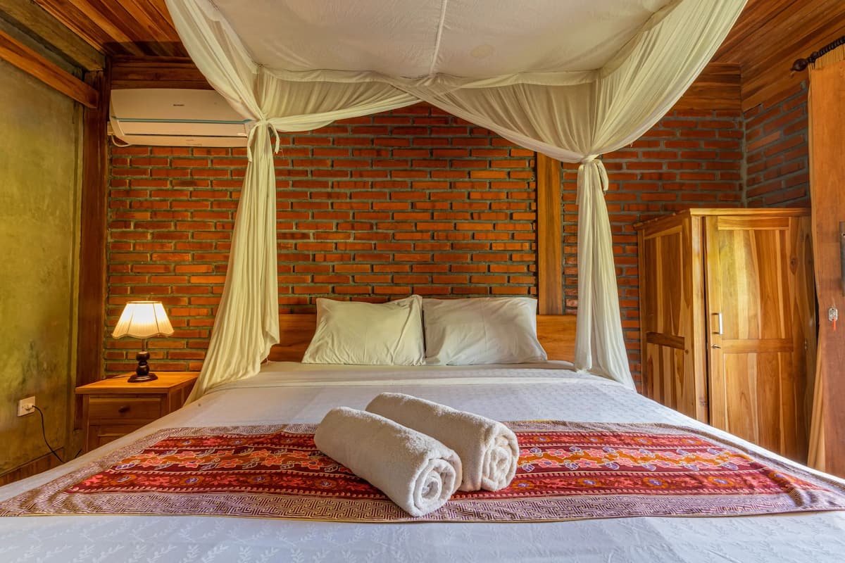 Phòng Deluxe, quang cảnh hồ bơi | 1 phòng ngủ, bàn, bộ trải giường