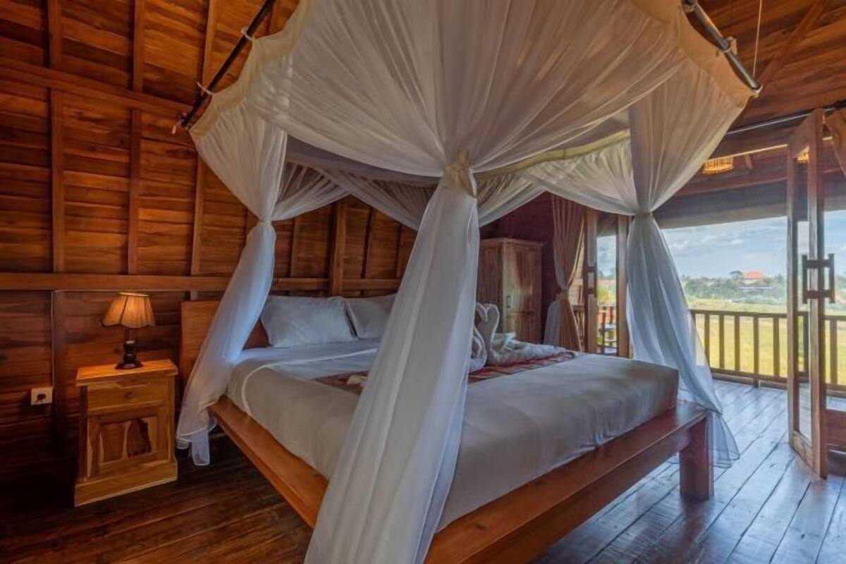 1 bedroom, desk, bed sheets