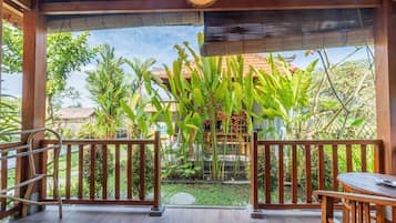 Kamar Deluks, pemandangan kolam renang | 1 kamar tidur, meja kerja, dan seprai linen