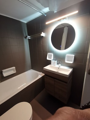 Séchoir à cheveux, serviettes fournies, savon, papier de toilette