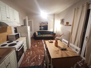Refrigerador, microondas, horno, cafetera/tetera