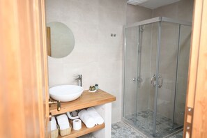 Double Room with Balcony | Baño | Regadera, amenidades de baño gratuitas, secadora de cabello, batas 