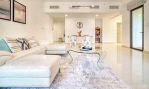 TV - JBR Gem: Spacious 1BR Apt with Balcony (Dubai)