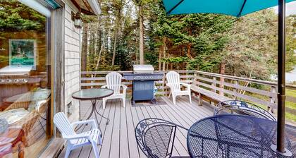 Dog-friendly ocean-view duplex with wood stoves, decks, grills, kitchens, ACs