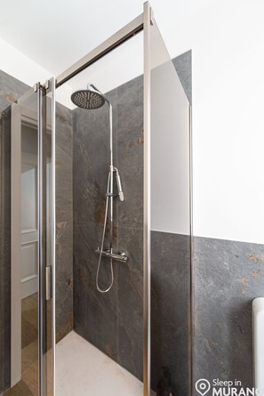 Dusche, Haartrockner, Bidet, Handtücher