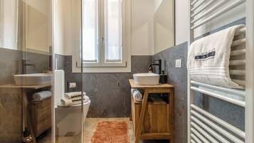 Dusj, hårføner, bidé og håndklær