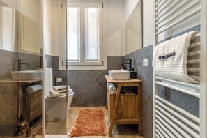 Dusche, Haartrockner, Bidet, Handtücher