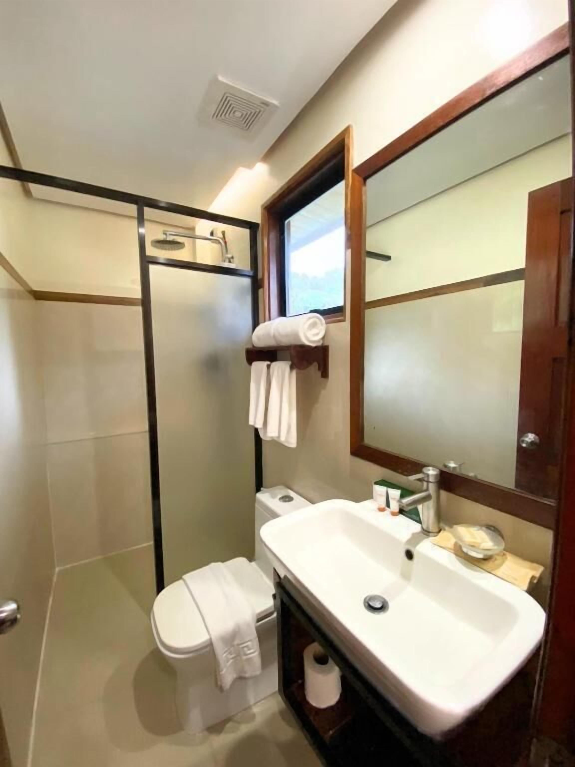 Deluxe-Bungalow, Terrasse, Gartenblick | Badezimmer | Dusche, kostenlose Toilettenartikel, Haartrockner, Hausschuhe