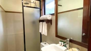 Deluxe-Bungalow, Terrasse, Gartenblick | Badezimmer | Dusche, kostenlose Toilettenartikel, Haartrockner, Hausschuhe